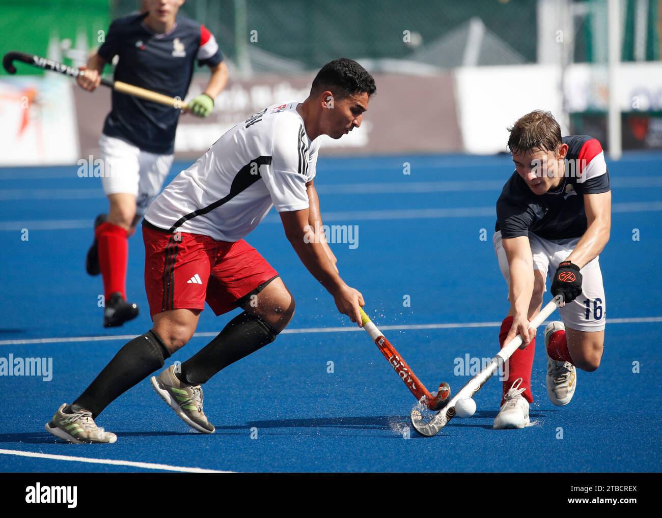 Kuala Lumpur, Malesia. 5 dicembre 2023. Ali Abdalla d'Egitto (L) e Stab Rafael di Francia in azione durante la partita di Coppa del mondo juniores maschile FIH 2023 tra Francia ed Egitto al Bukit Jalil National Hockey Stadium. Punteggio finale; Francia 3:1 Egitto. Credito: SOPA Images Limited/Alamy Live News Foto Stock