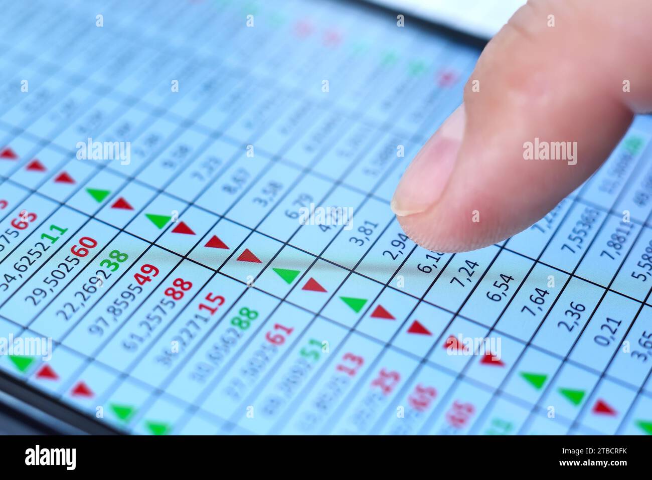 Dito che utilizza il report finanziario sullo schermo dello smartphone. Concetto di dati di marketing e stock. Primo piano Foto Stock