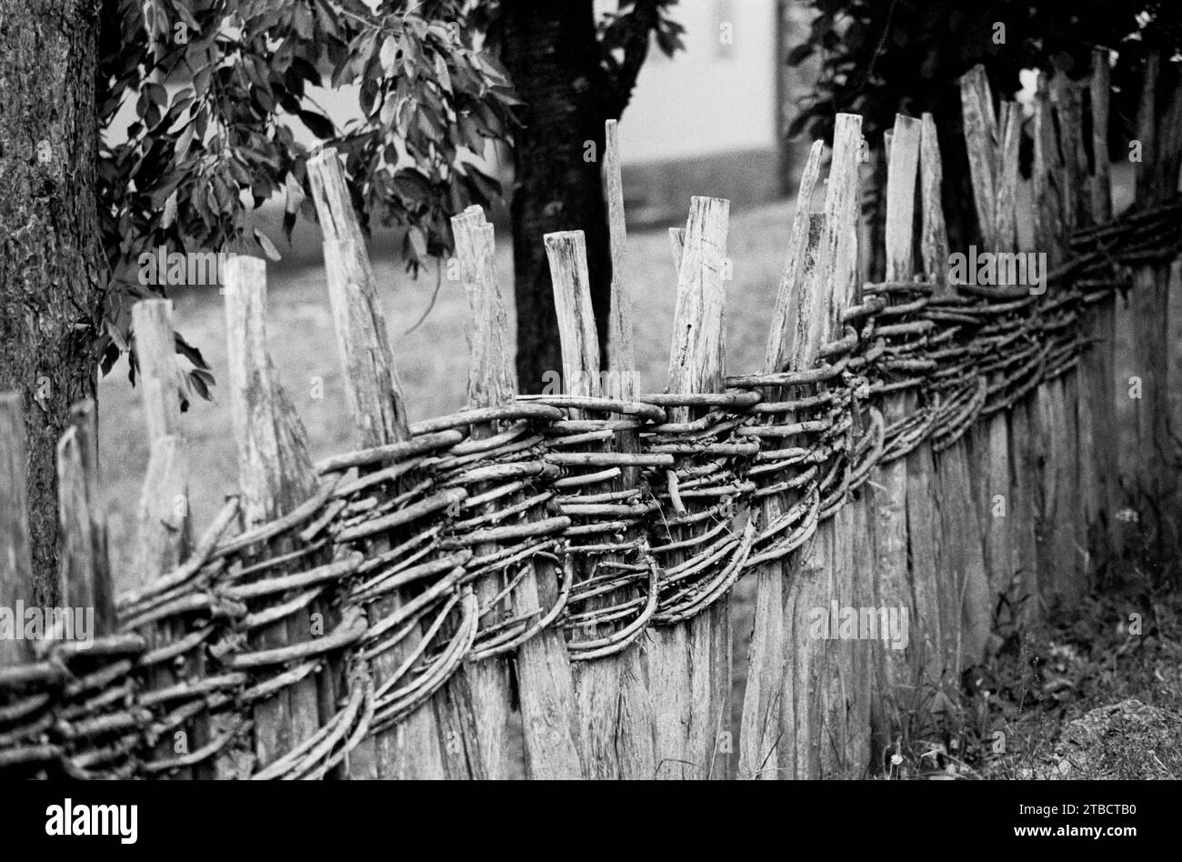 RECINZIONE TRADIZIONALE IN LEGNO INTRECCIATO - SERBIA - LAVORAZIONE DEL LEGNO - FOTOGRAFIA IN BIANCO E NERO IN ARGENTO © FOTOGRAFIA : F.BEAUMONT Foto Stock