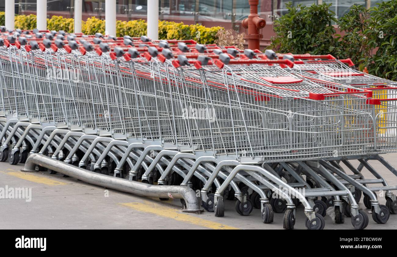 Supermercato shopping carts schierate vuoto Foto Stock