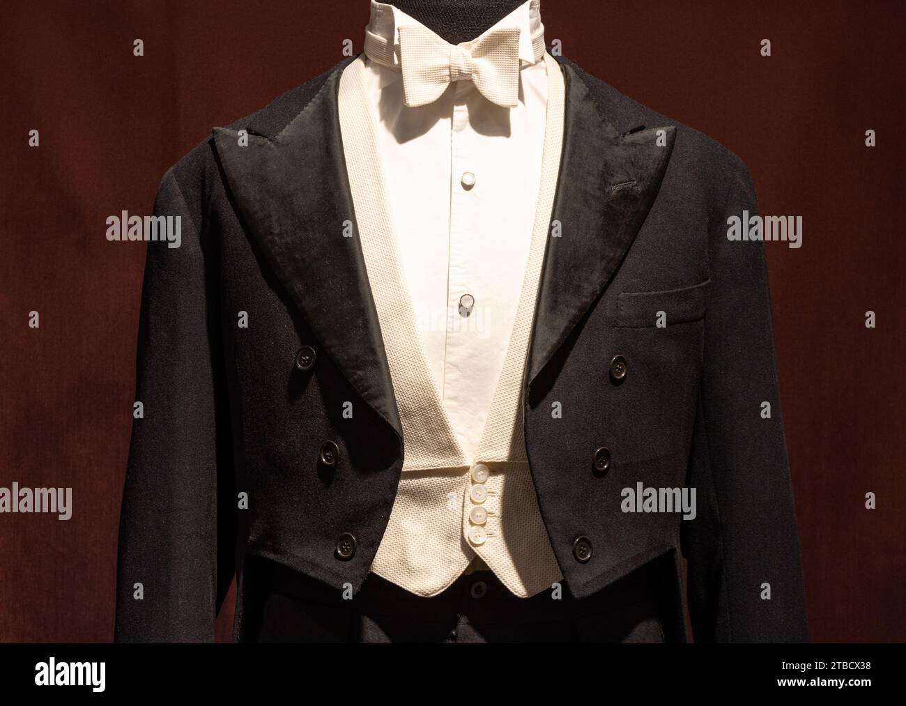 Vecchio modello classico abito da uomo smoking. Su manichino giacca nera, camicia bianca, cravatta bianca Foto Stock