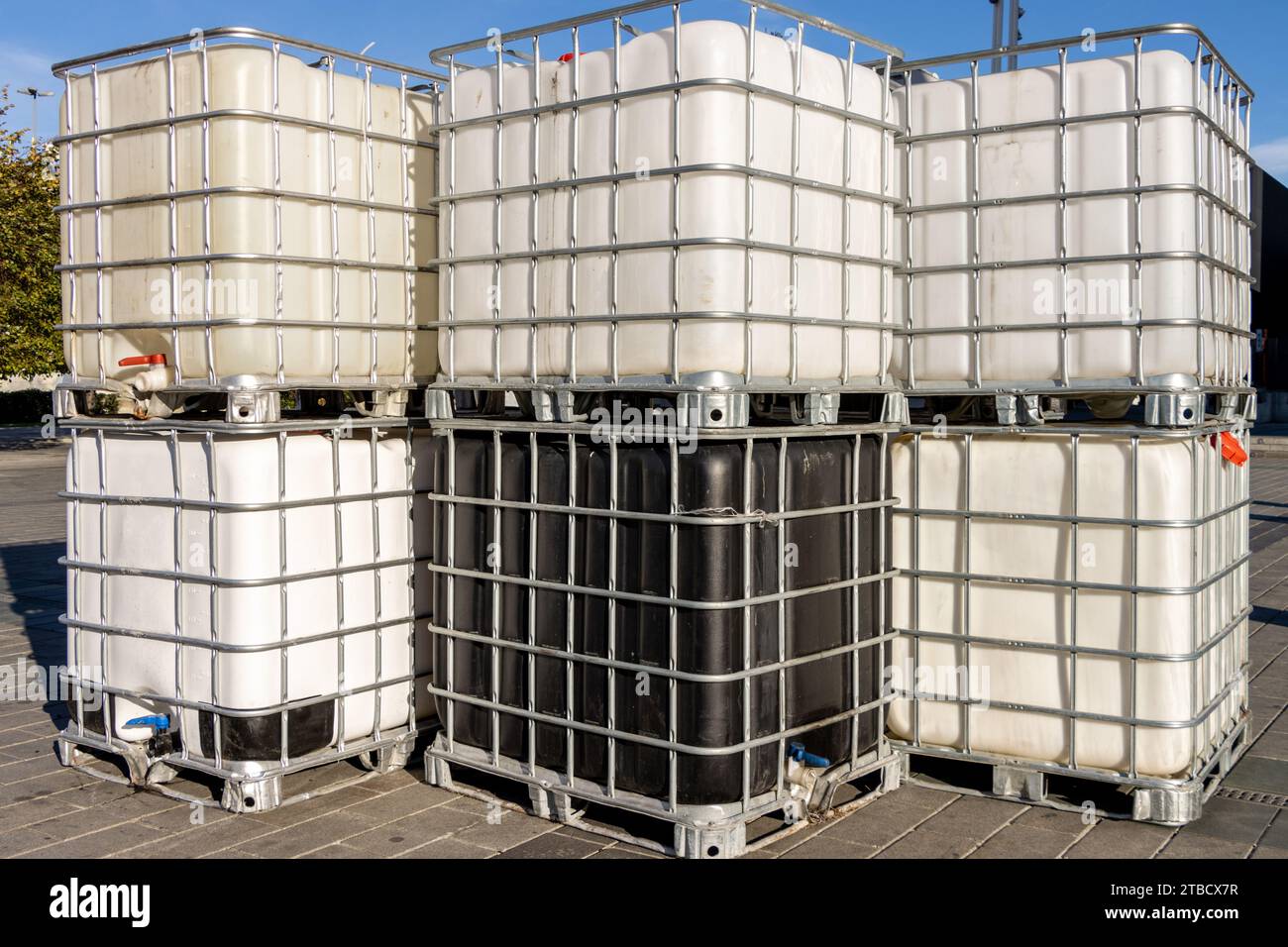 Serbatoio IBC in plastica, contenitore con pallet in metallo per la conservazione e il trasporto di liquidi Foto Stock