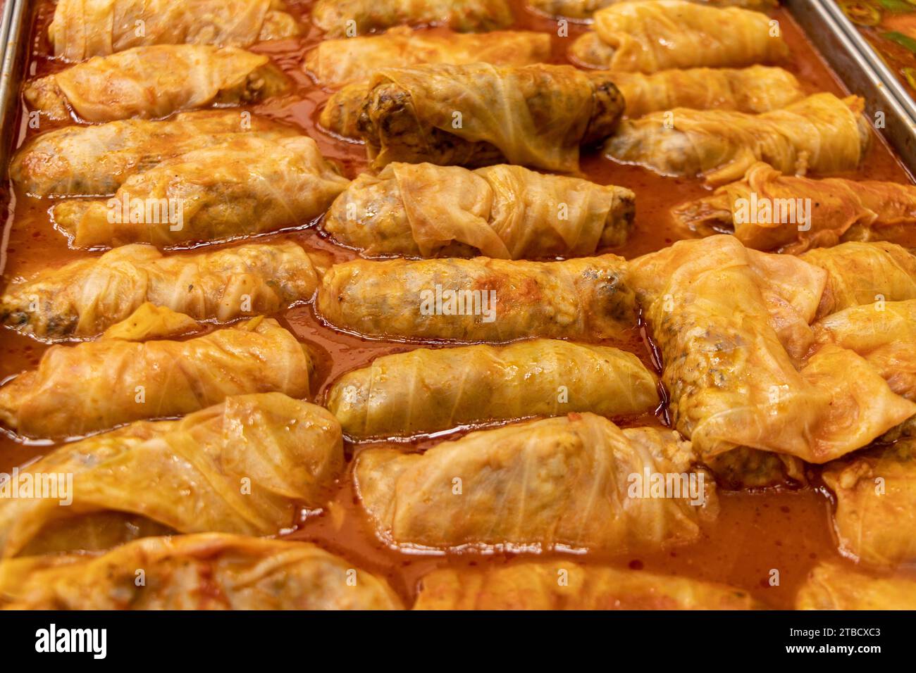 Involtini di cavolo ripieni su piatto del ristorante Foto Stock