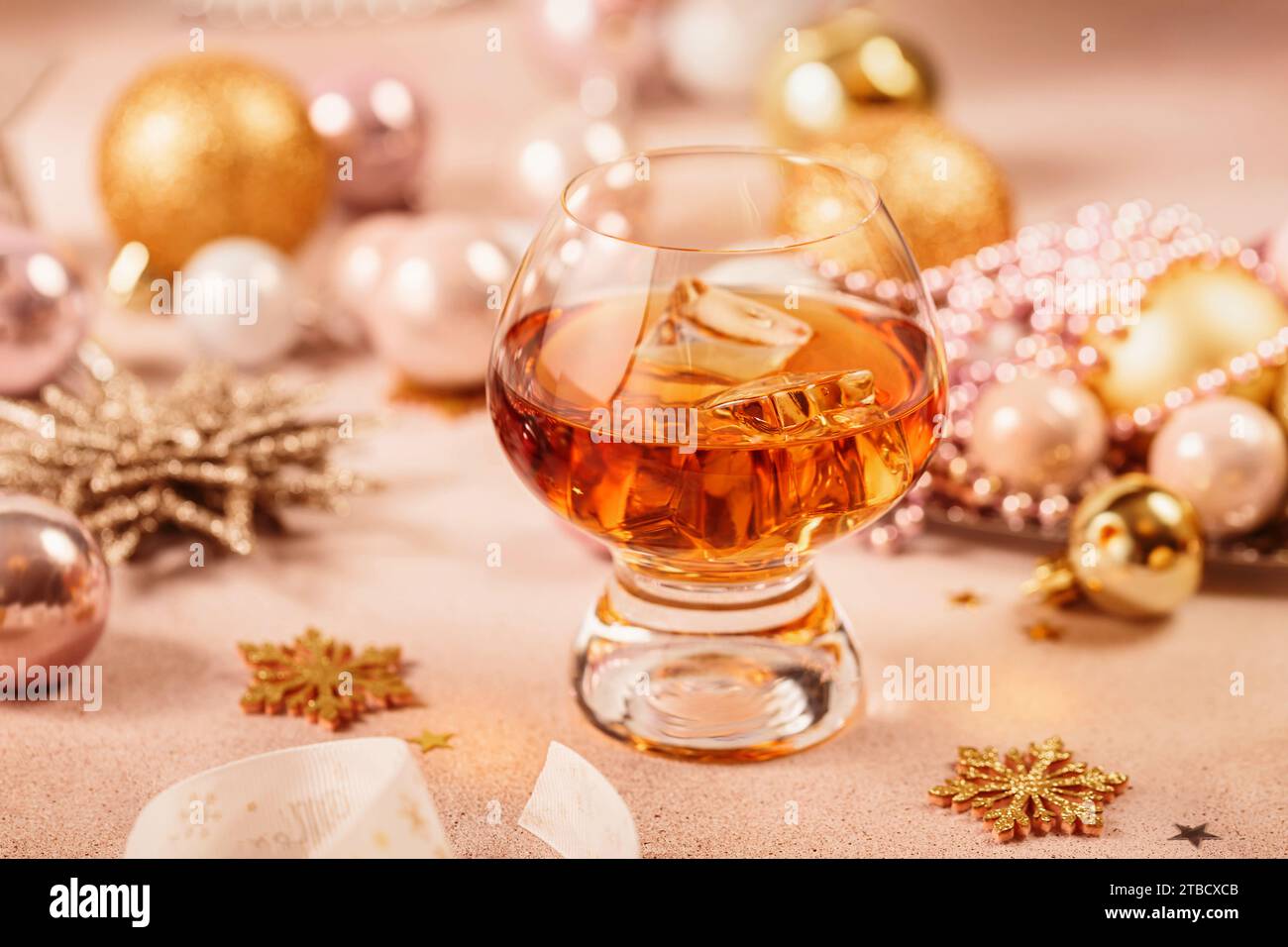 Concetto di whisky per Capodanno, Natale e vacanze invernali Foto Stock