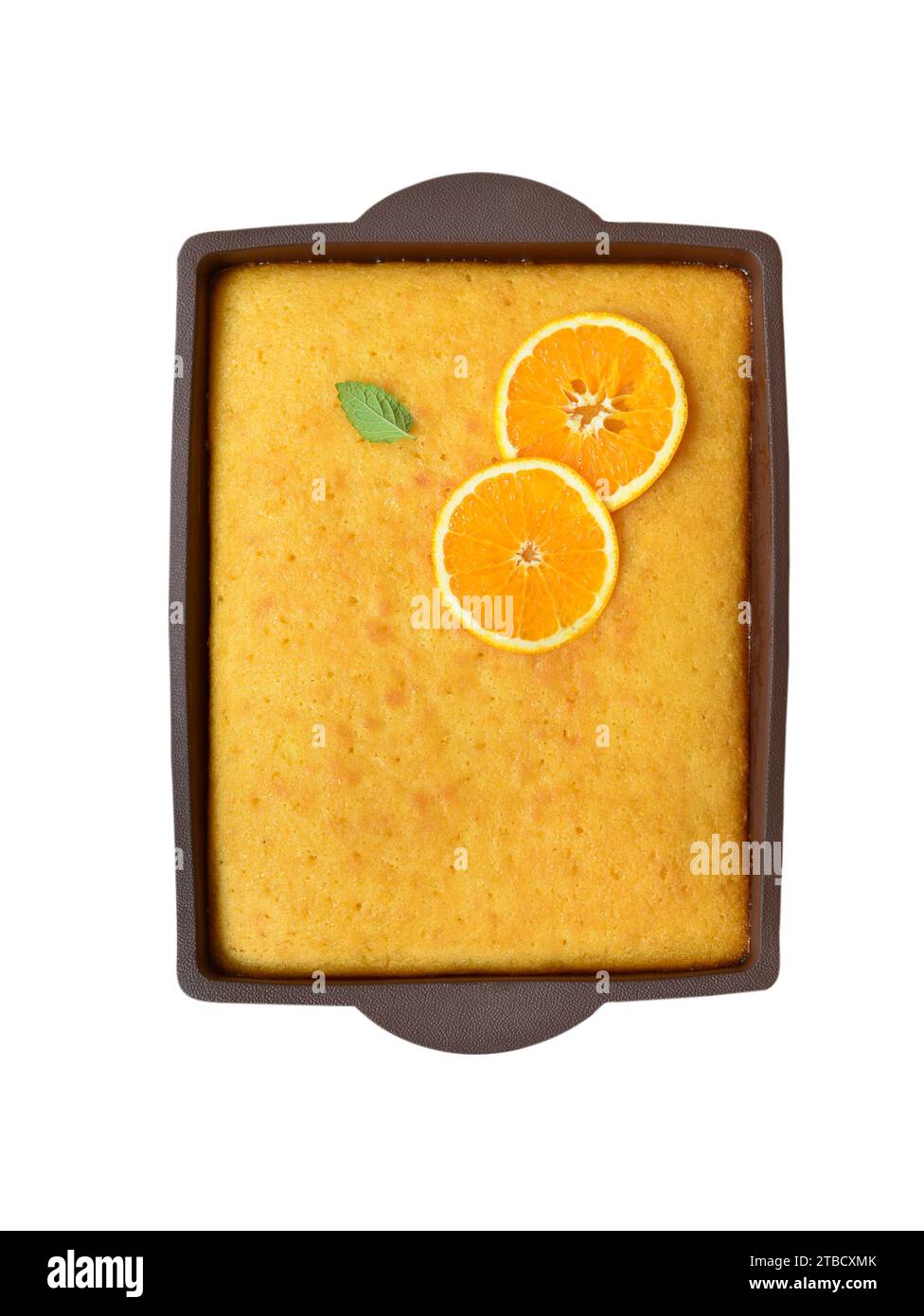 Torta all'arancia appena sfornata, torta Revani, sfondo bianco isolato Foto Stock