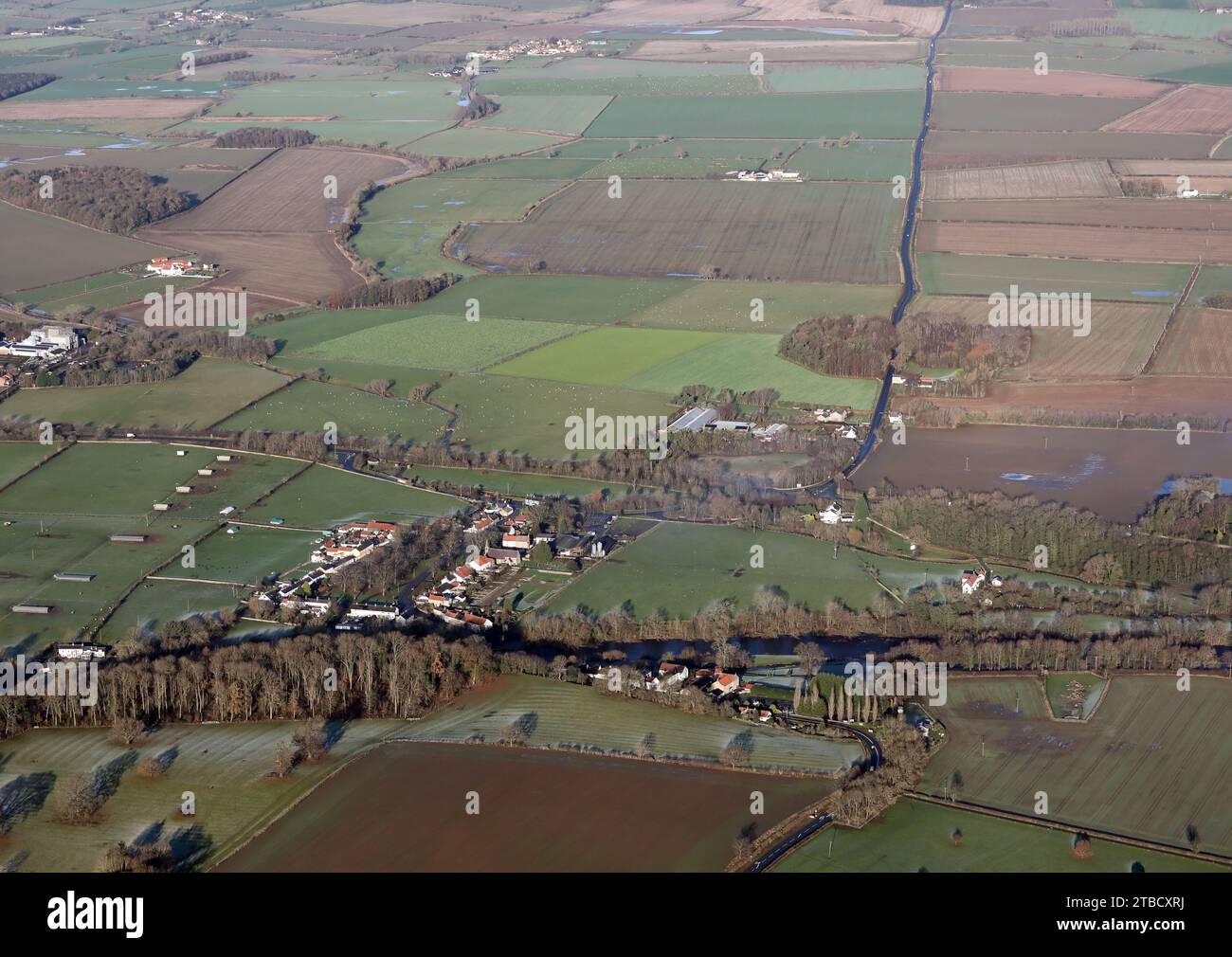 Vista aerea del villaggio di Piercebridge e della strada romana di Dere Street (B6275) che corre verso nord. Contea di Durham Foto Stock