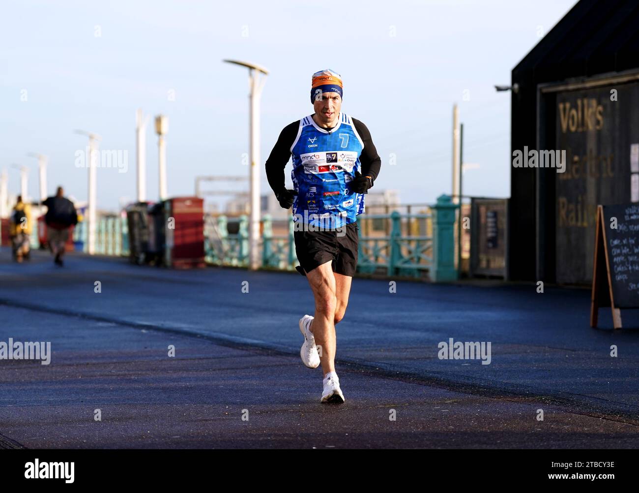 Kevin Sinfield durante la sesta giornata del 7 in 7 Challenge a Brighton e Hove. Da quando ha iniziato la sua missione ultra-maratona nel 2020, il 43enne ha raccolto più di 8 milioni di sterline per aiutare a finanziare la ricerca e aiutare coloro che soffrono di questa malattia, e ha promesso che continuerà a intraprendere la sua missione di maratona fino a quando non sarà trovata una cura. Data foto: Mercoledì 6 dicembre 2023. Foto Stock