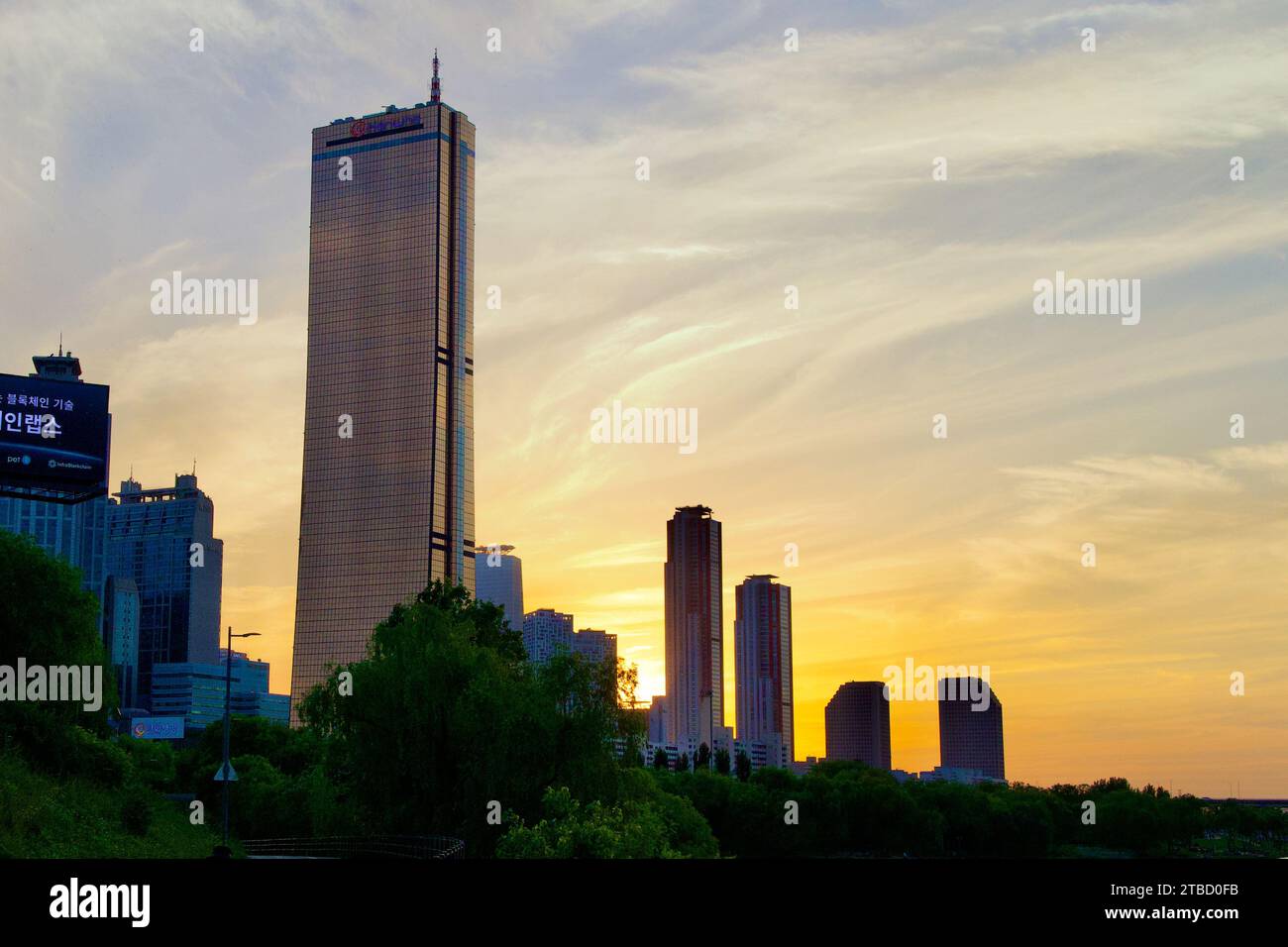 Una foto dell'edificio del 63 nel Parco Yeouido Hangang a Seoul, Corea del Sud. Foto Stock