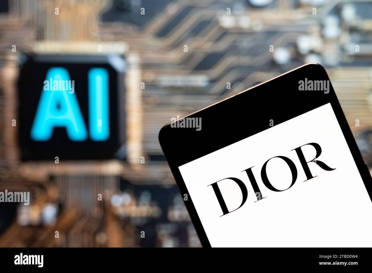 In questa foto, il logo francese di lusso, come il marchio di abbigliamento e prodotti di bellezza Christian Dior, visualizzato su uno smartphone con un chip e un simbolo di intelligenza artificiale (ai) sullo sfondo. Foto Stock