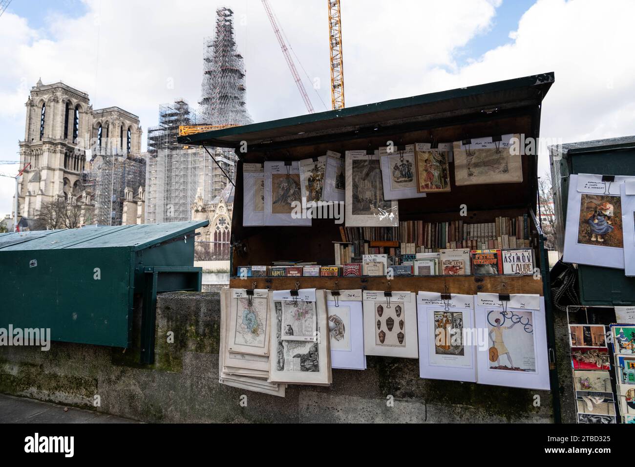 Parigi francia 6 dicembre 2023 libraio di fronte alla cattedrale di