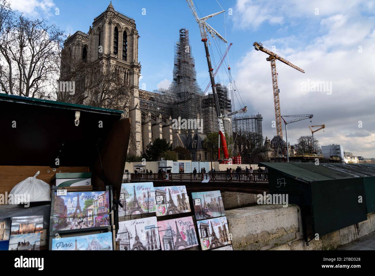 Parigi francia 6 dicembre 2023 libraio di fronte alla cattedrale di