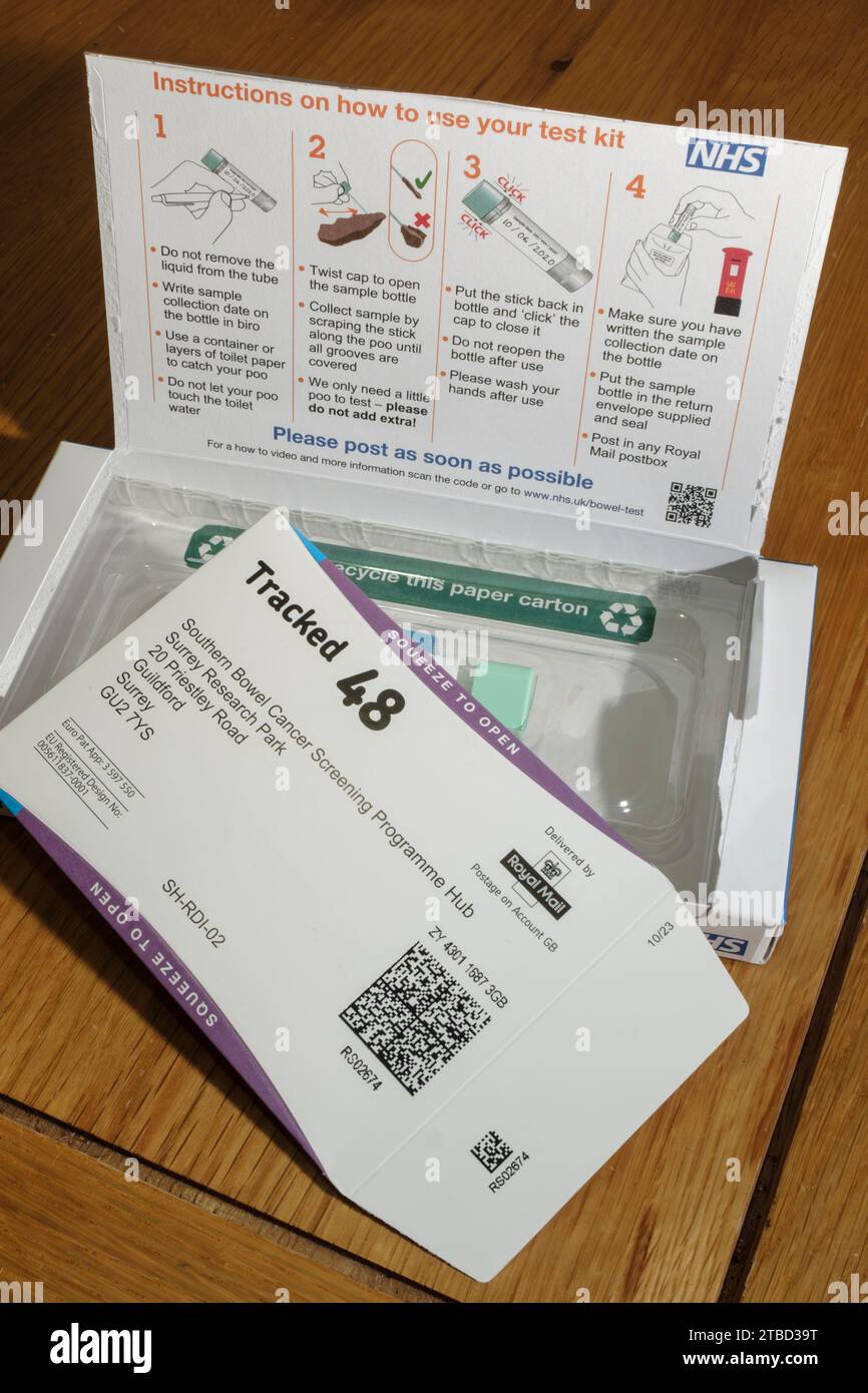 Kit di screening per cancro intestinale NHS Foto Stock