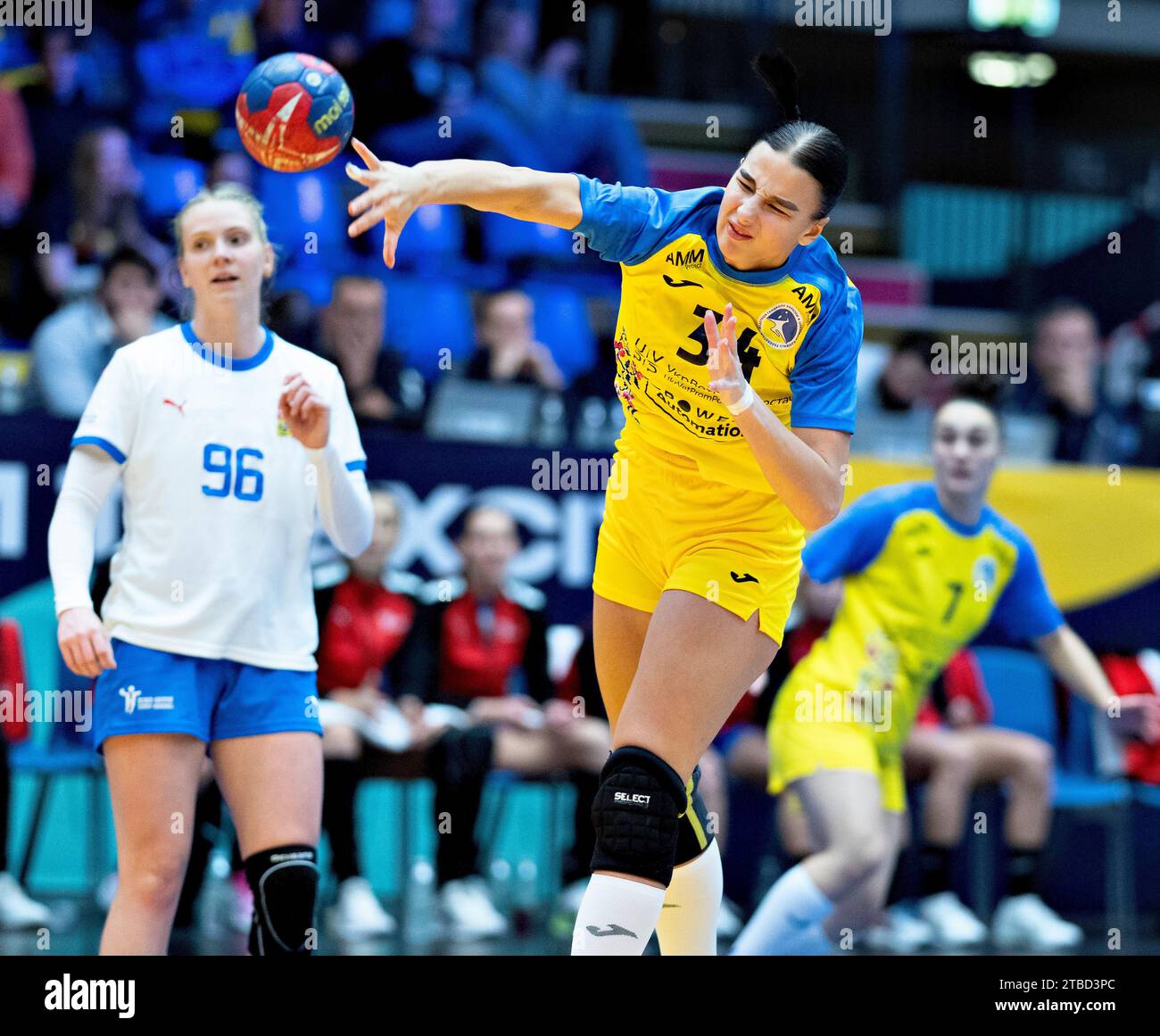 Karyna Kolodiuk dall'Ucraina durante la partita IHF World Womens Handball Championship tra Ucraina e Repubblica Ceca nel Main Round 4 all'Arena Nord di Frederikshavn, Danimarca, mercoledì 6 dicembre 2023 Foto Stock