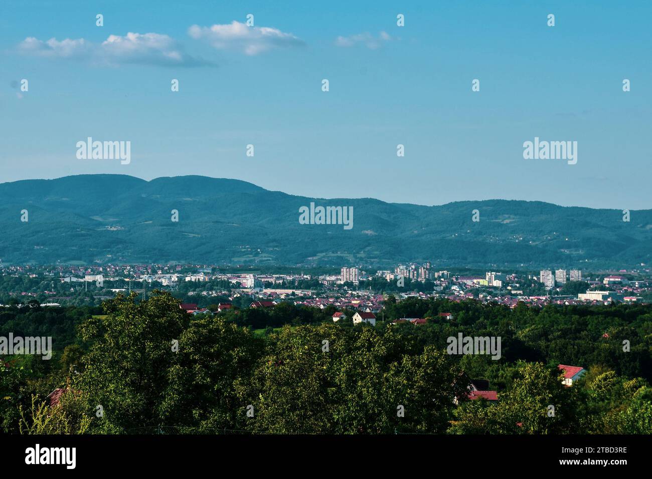 Panorama della città, con vista sulla natura che circonda la città. La città è ai piedi delle alte montagne Foto Stock