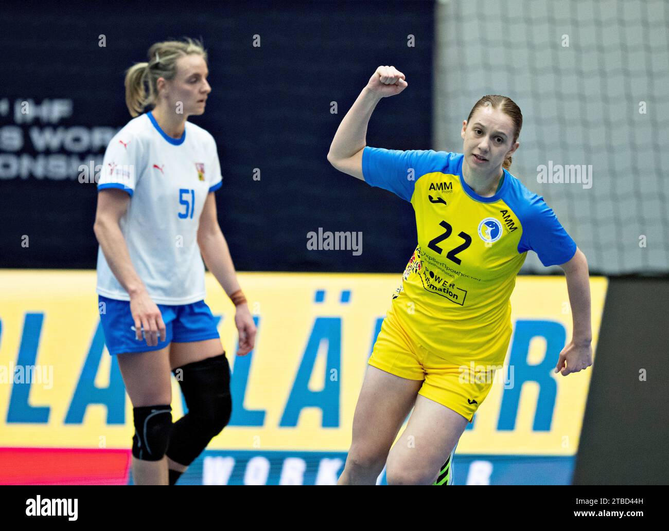 Kateryna Kozak dall'Ucraina durante la partita IHF World Womens Handball Championship tra Ucraina e Repubblica Ceca nel Main Round 4 all'Arena Nord di Frederikshavn, Danimarca, mercoledì 6 dicembre 2023 Foto Stock