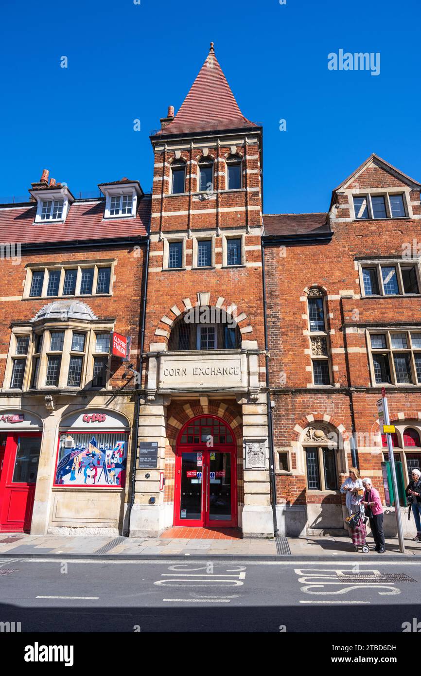 Old Fire Station (ex Corn Exchange) ora un centro artistico con Crisis Skylight su George Street nel centro di Oxford, Oxfordshire, Inghilterra, Regno Unito Foto Stock