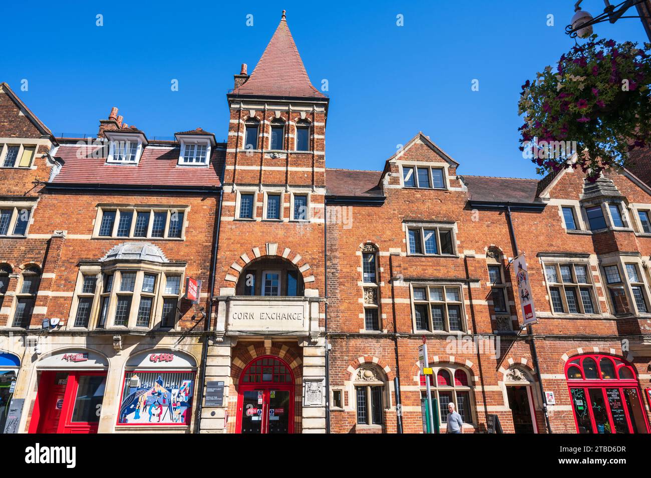 Old Fire Station (ex Corn Exchange) ora un centro artistico con Crisis Skylight su George Street nel centro di Oxford, Oxfordshire, Inghilterra, Regno Unito Foto Stock