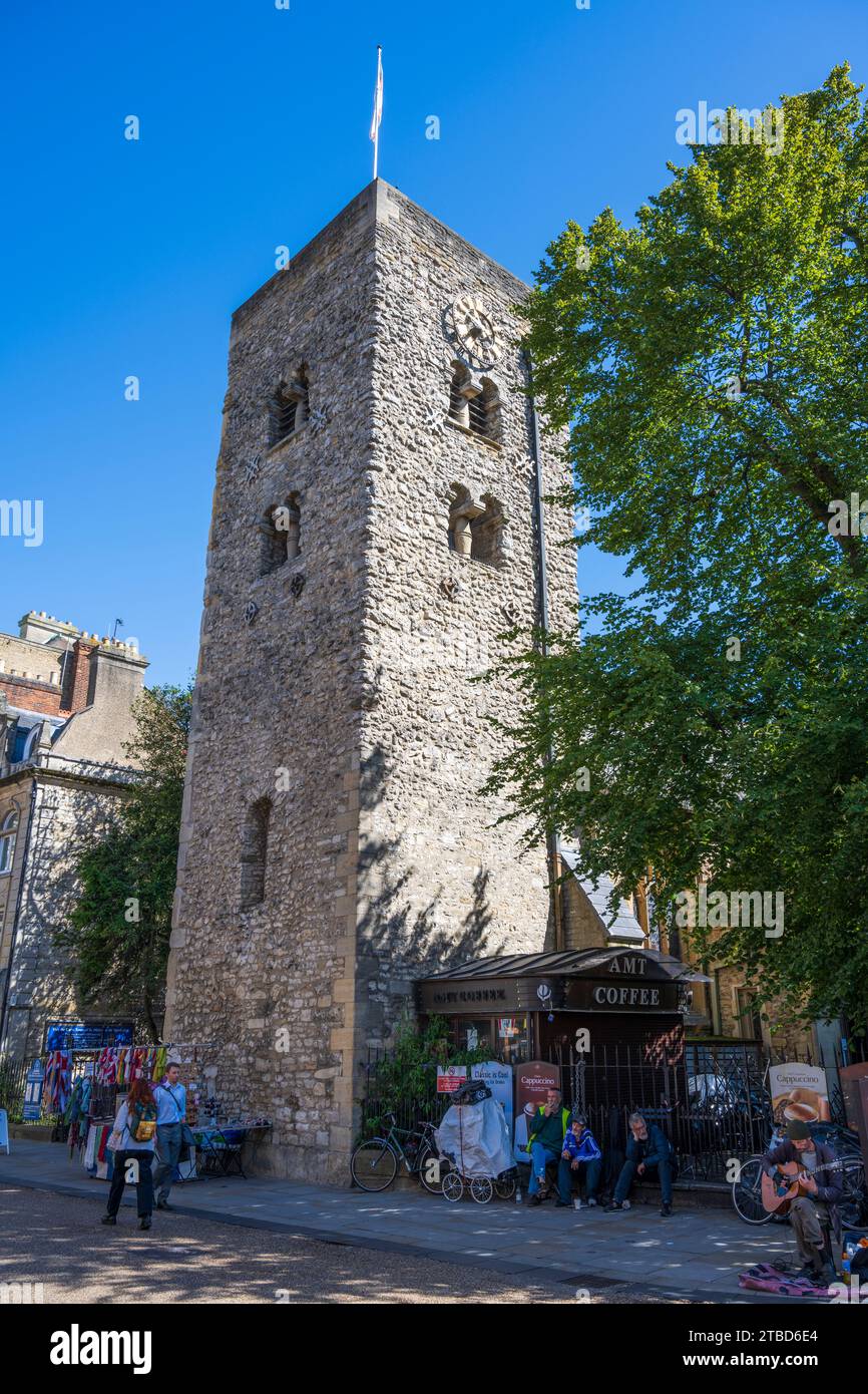 St Michael at the North Gate, l'edificio più antico di Oxford, una torre sassone in Cornmarket Street a Oxford City Centre, Oxfordshire, Inghilterra, Regno Unito Foto Stock