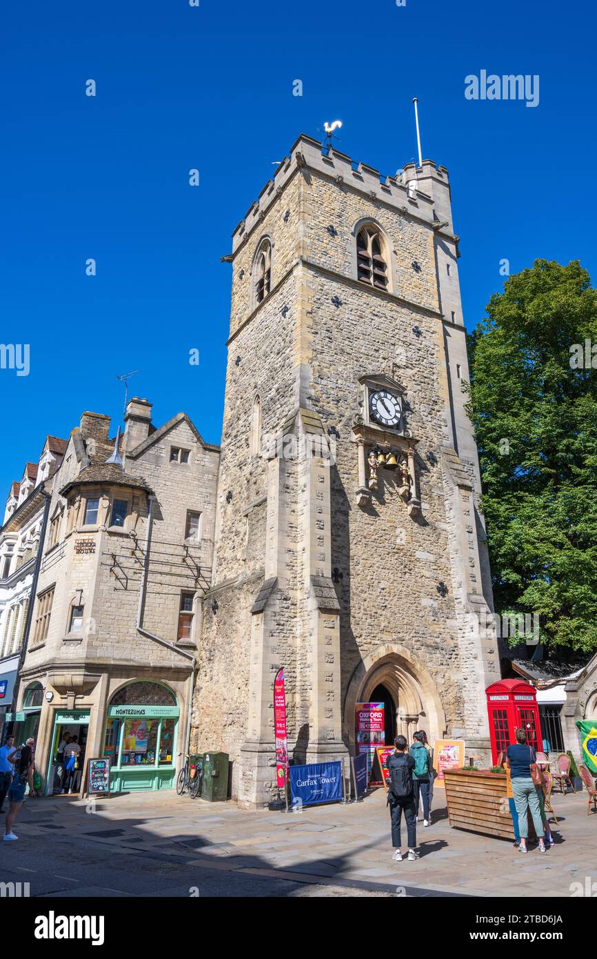 Carfax Tower, una volta parte di una chiesa del XII secolo, in Queen Street nel centro di Oxford, Oxfordshire, Inghilterra, Regno Unito Foto Stock