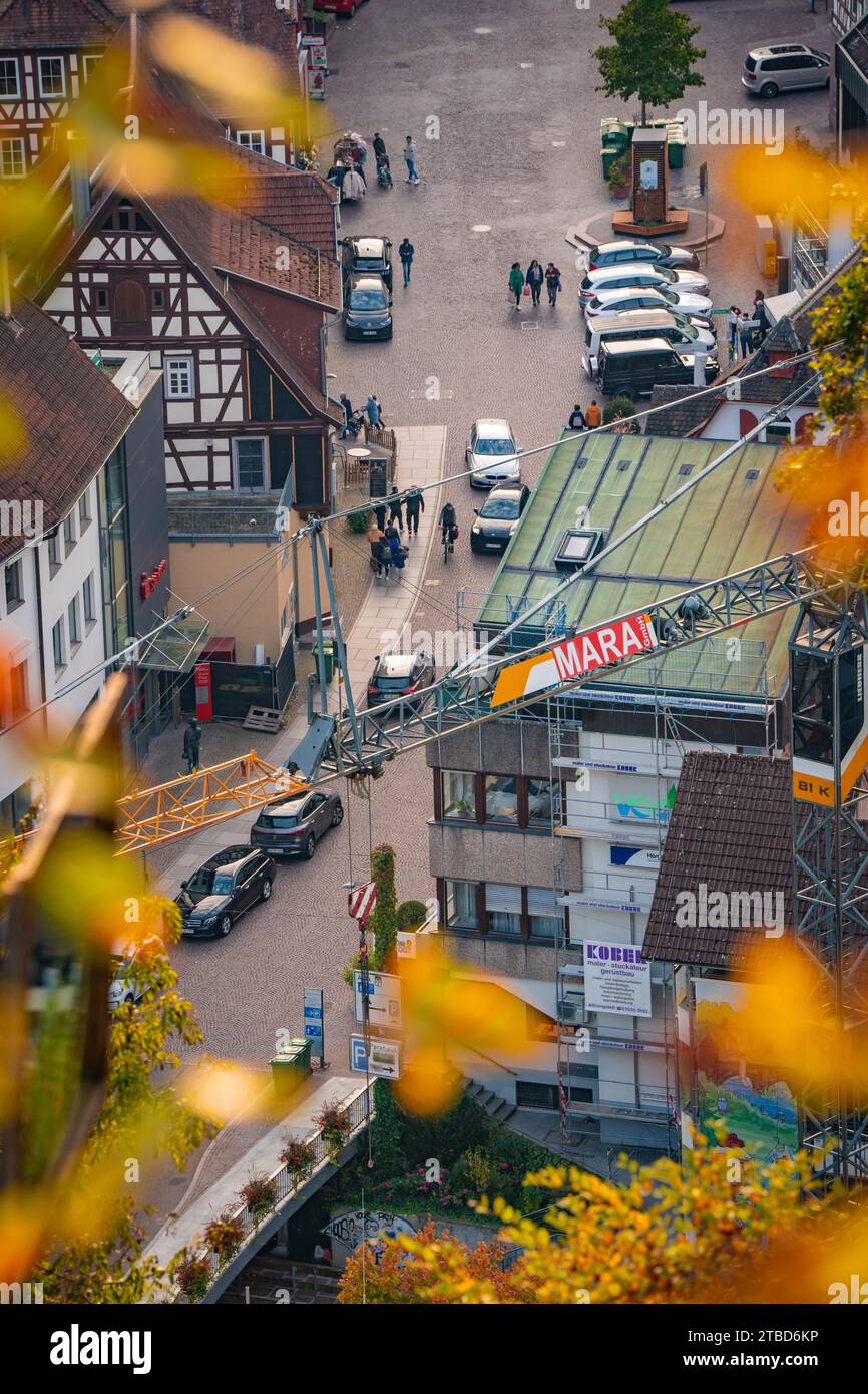 Strada con gru attraverso la città, Calw, Foresta Nera, Germania Foto Stock