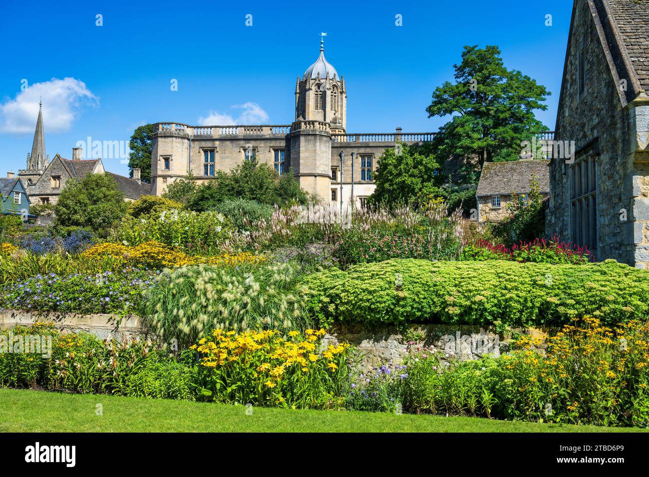Garden on Broad Walk with Tom Tower of Christ Church College, University of Oxford, in background a Oxford City Centre, Oxfordshire, Inghilterra, Regno Unito Foto Stock