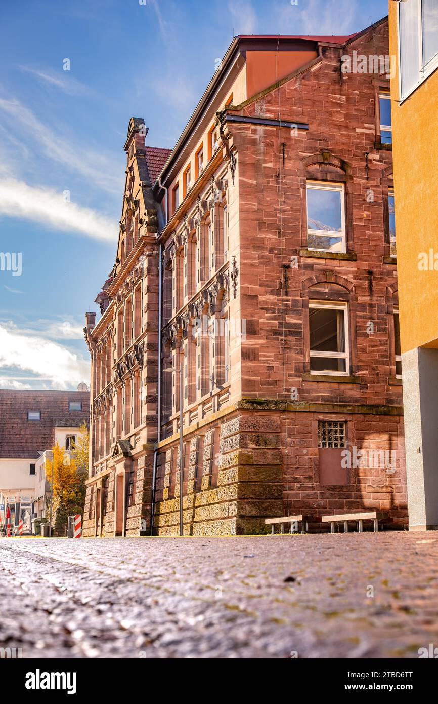 Scuola storica alla luce del sole, Calw, Foresta Nera, Germania Foto Stock