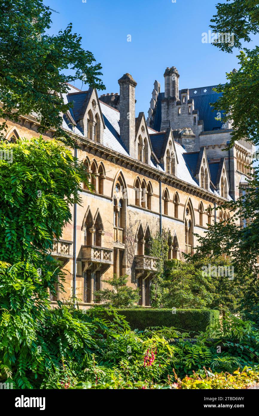 Ammira attraverso gli alberi il Meadow Building del Christ Church College, Università di Oxford, nel centro di Oxford, Oxfordshire, Inghilterra, Regno Unito Foto Stock