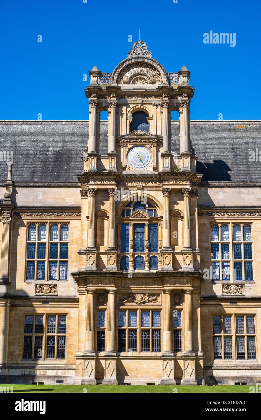 Torre dell'orologio delle scuole di esame dell'Università di Oxford in Merton Street a Oxford City Centre, Oxfordshire, Inghilterra, Regno Unito Foto Stock