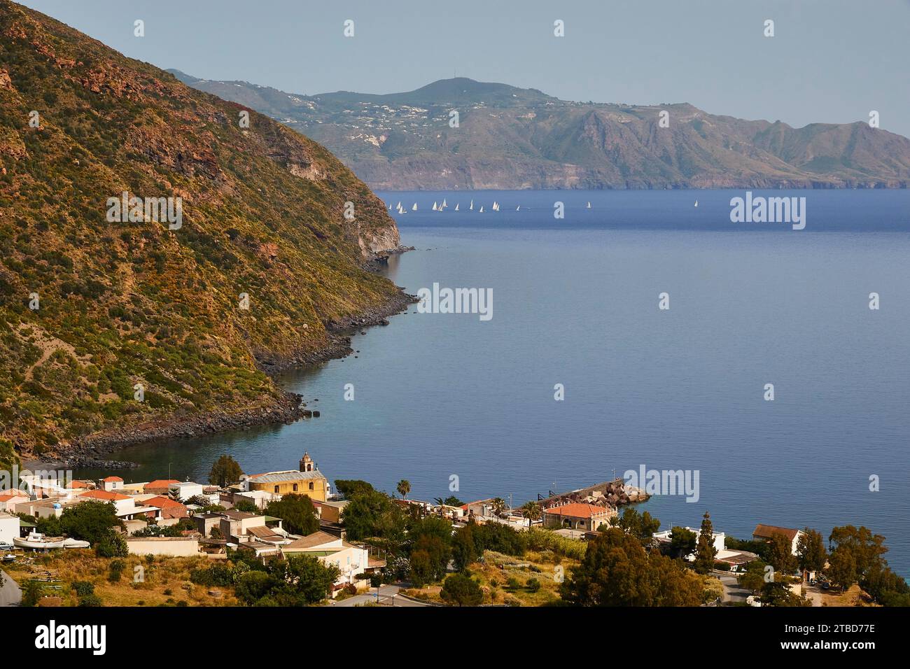 Baia, chiesa, villaggio, porto, regata di vela, Lipari, scogliere, Rinella, costa sud, Salina, isole Eolie, Sicilia, Italia Foto Stock