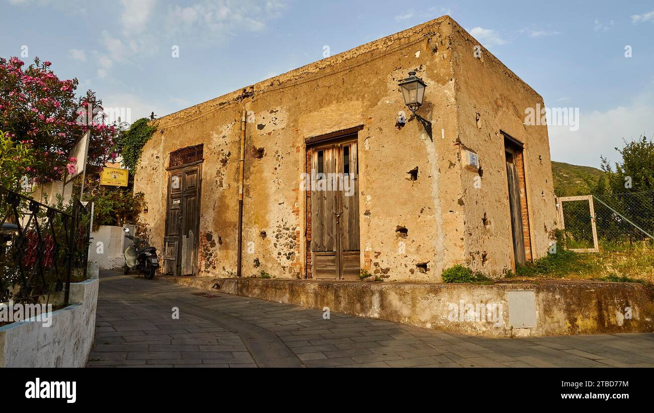 Casa vecchia, porte in legno, lanterna, Malfa, Salina, isole Eolie, Sicilia, Italia Foto Stock
