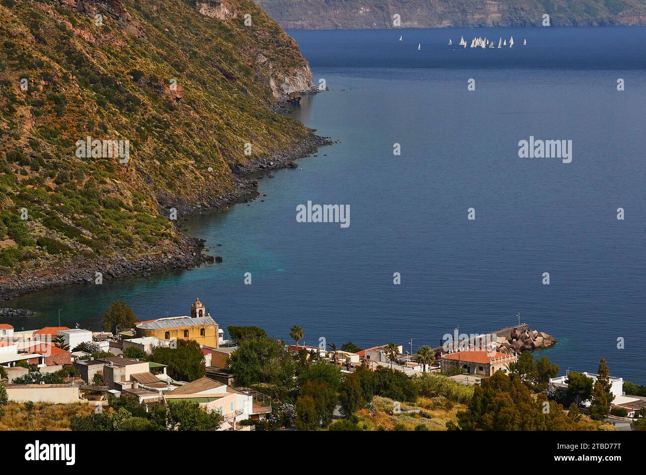 Baia, chiesa, villaggio, porto, regata di vela, Lipari, scogliere, Rinella, costa sud, Salina, isole Eolie, Sicilia, Italia Foto Stock