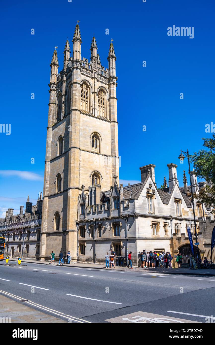 Magdalen Tower, Magdalen College, University of Oxford, from the High Street in Oxford City Centre, Oxfordshire, Inghilterra, Regno Unito Foto Stock