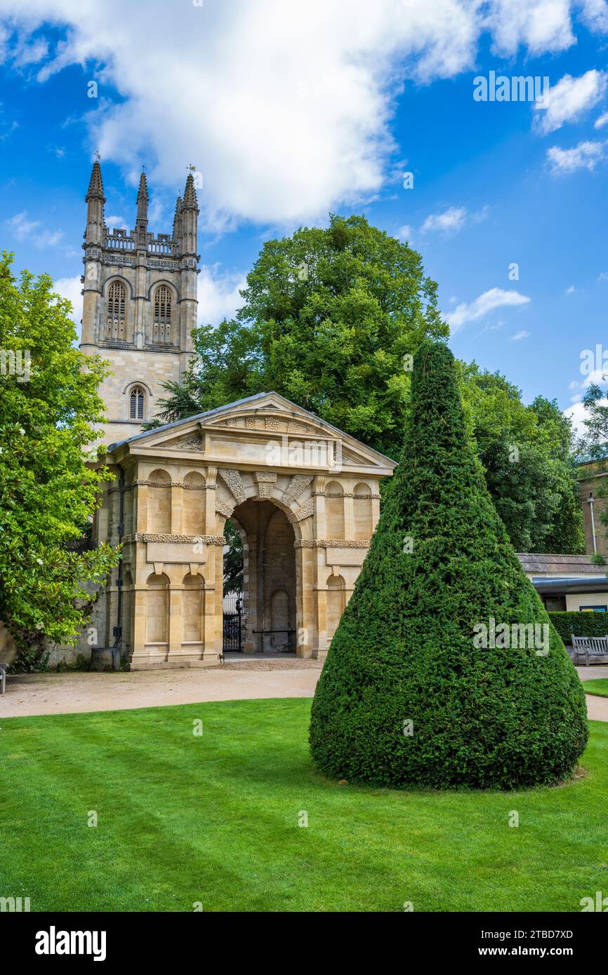 Danby Gateway e cespuglio topiario nell'Oxford Botanic Garden, con la Magdalen Tower sullo sfondo, nel centro di Oxford, Oxfordshire, Inghilterra, Regno Unito Foto Stock