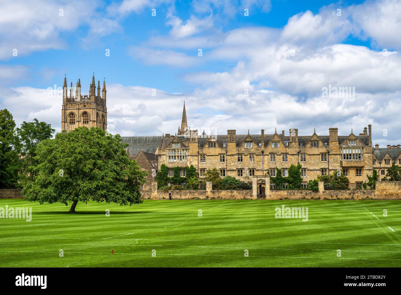 Merton College, Università di Oxford, con campanile della Merton College Chapel sulla sinistra nel centro di Oxford, Oxfordshire, Inghilterra, Regno Unito Foto Stock