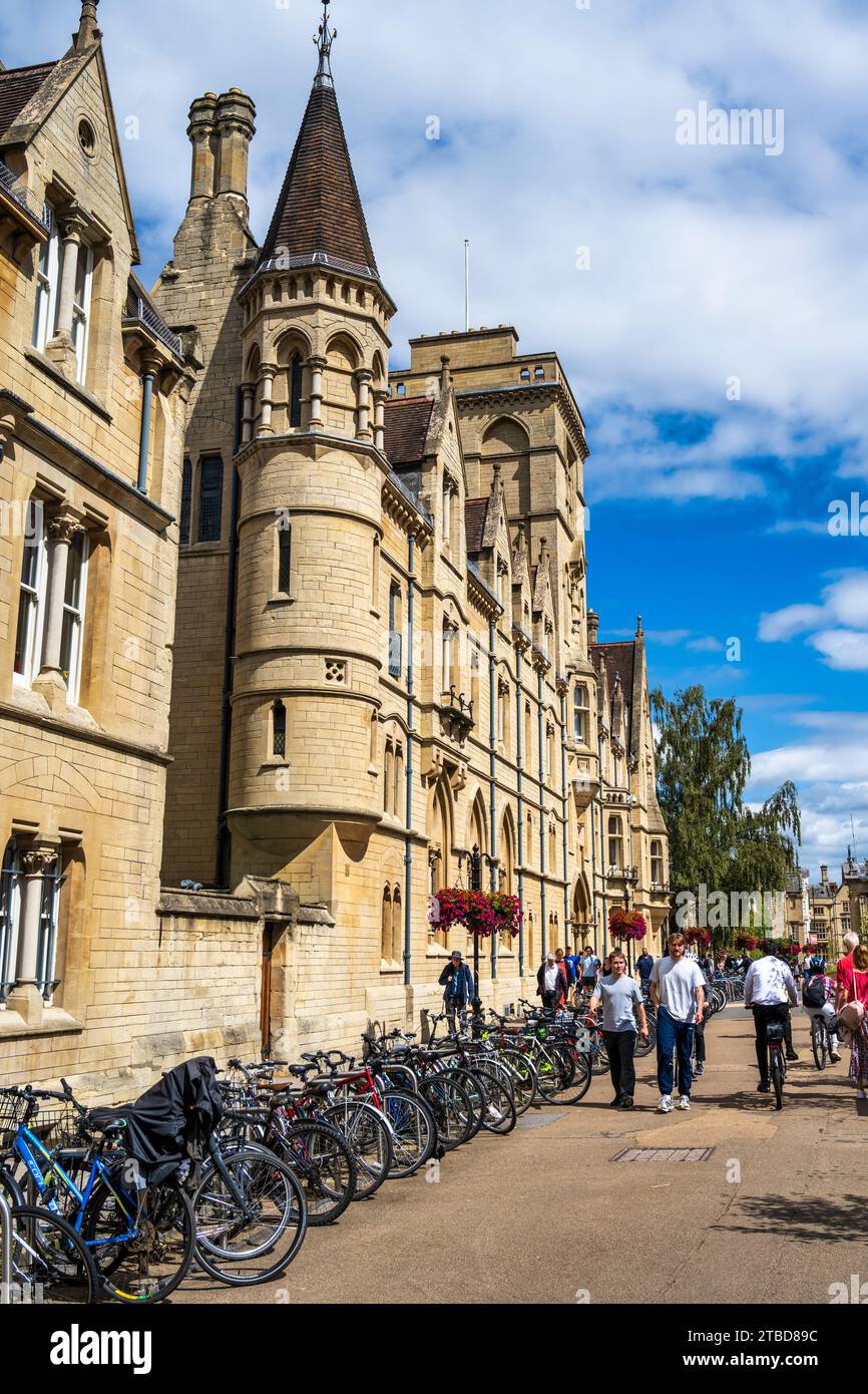 Biciclette parcheggiate accanto al Balliol College, Università di Oxford, in Broad Street a Oxford City Centre, Oxfordshire, Inghilterra, Regno Unito Foto Stock
