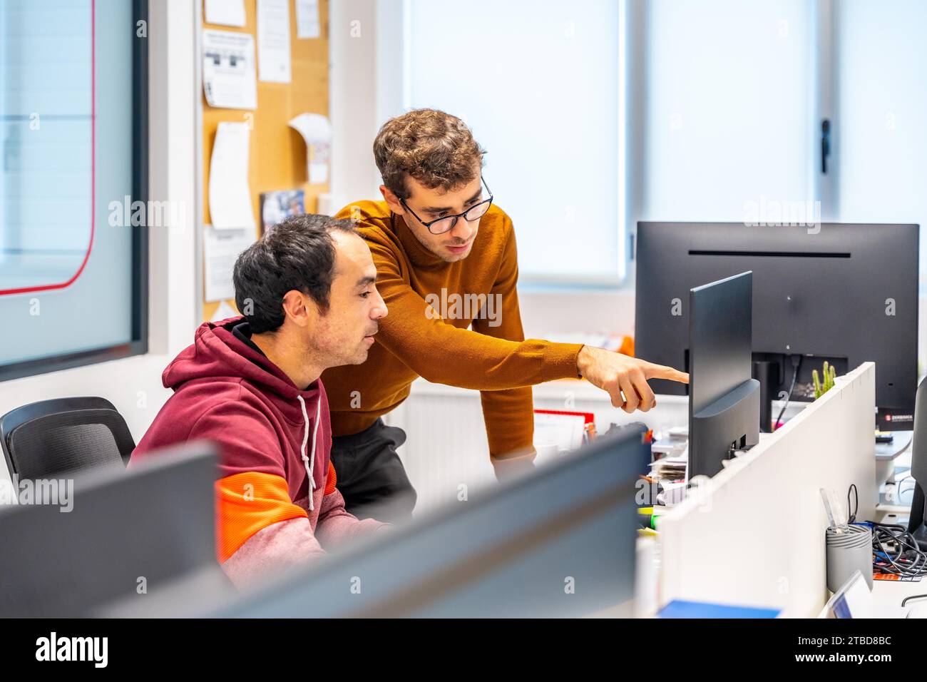 Team di ingegneri che lavorano con il computer in un moderno ufficio di fabbrica cnc Foto Stock