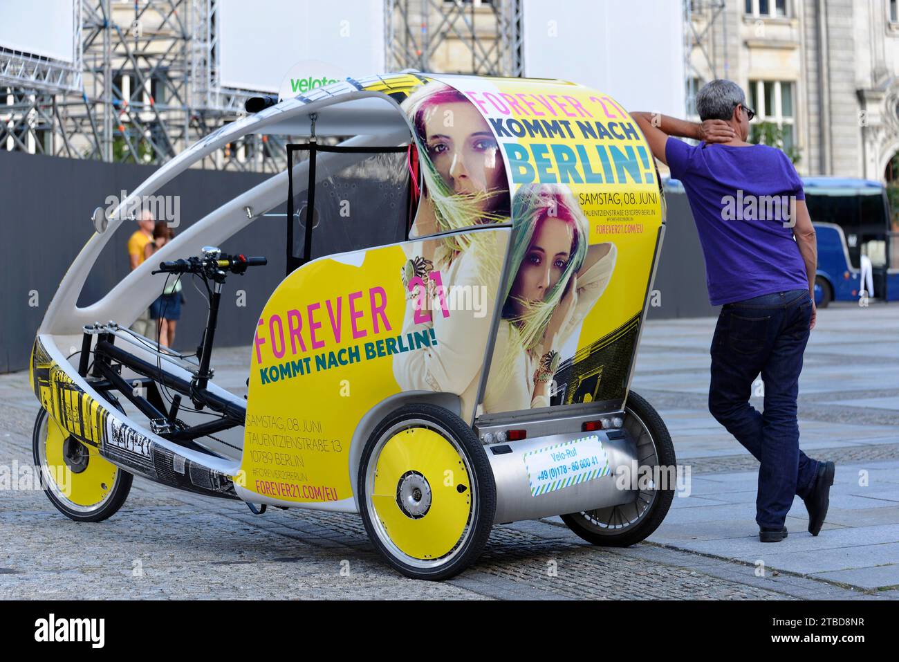 Taxi turistico in bicicletta di Berlino con autista in attesa dei clienti, Berlino, Berlino, Germania Foto Stock