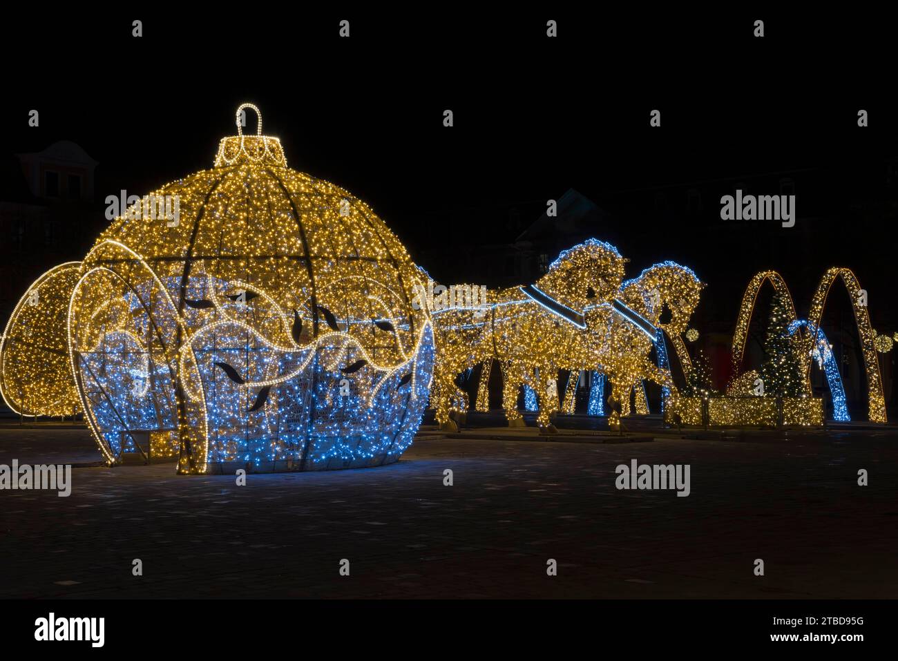 Figure di cavalli d'oro, globo illuminato, piazza della cattedrale, mondo di luci, Magdeburgo, la più estesa illuminazione natalizia e invernale a Central Foto Stock