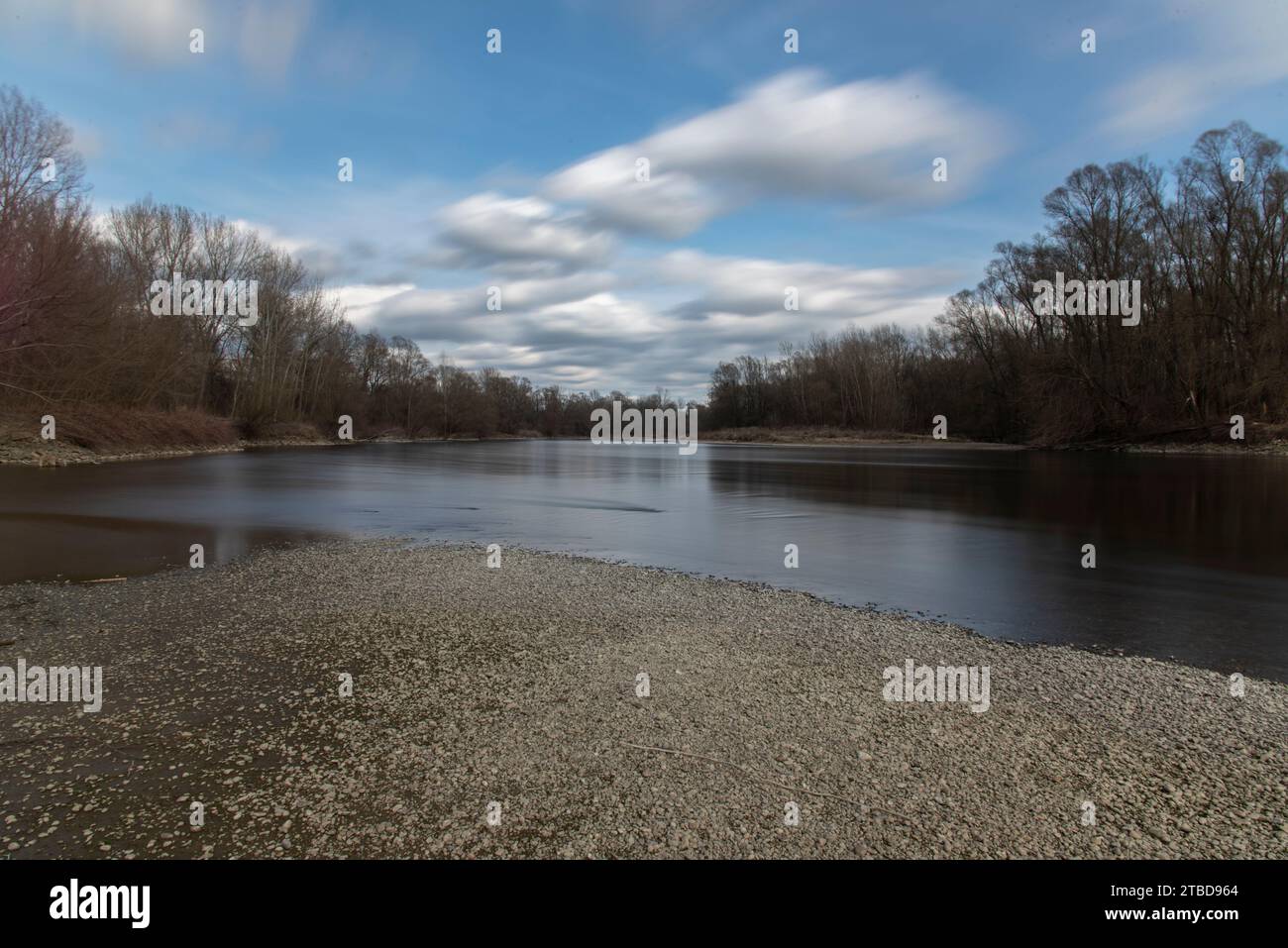 Fiume Mura (Mur) all'inizio della primavera, Slovenia, Europa Foto Stock