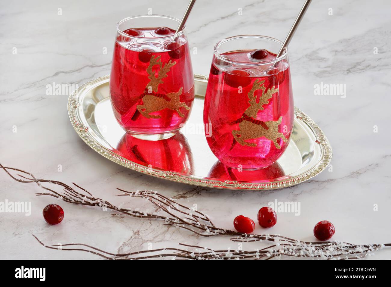 Cocktail mirtilli vivaci e croccanti su vassoio argento in formato orizzontale. Tradizionale bevanda natalizia. Foto Stock