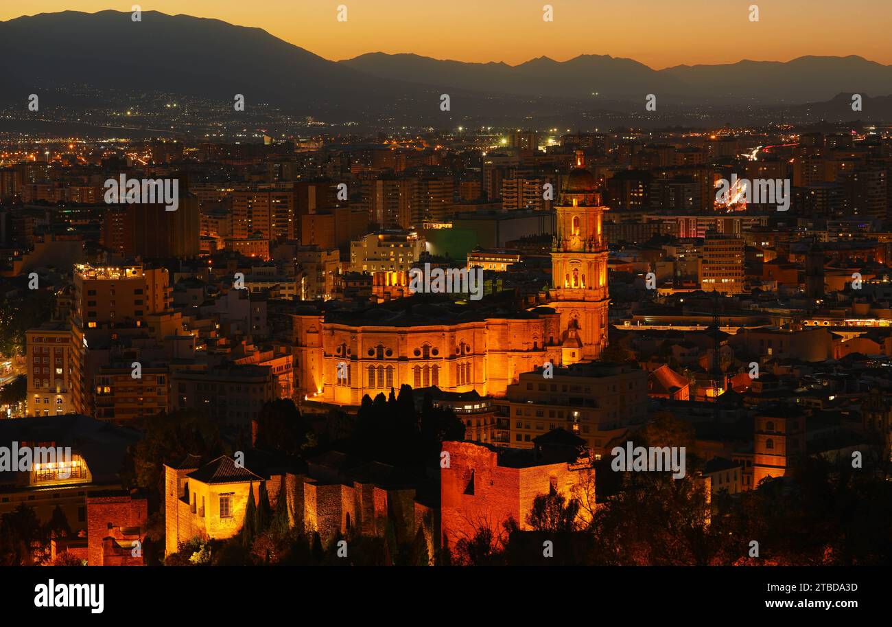 Tramonto sulla città di Malaga con vista sulla Cattedrale di Malaga (Chiesa di Santiago Apostol), Spagna Foto Stock