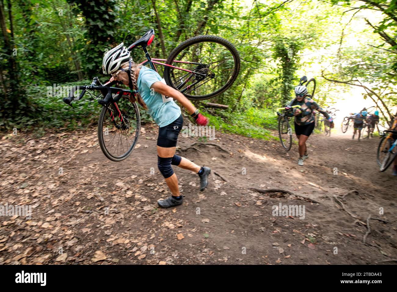 WA24599-00....WASHINGTON - donna anziana, più di 60 anni, corsa di ciclocross a Lakewood. Il pilota in corsa è Vicky Spring MR#S1. Foto Stock