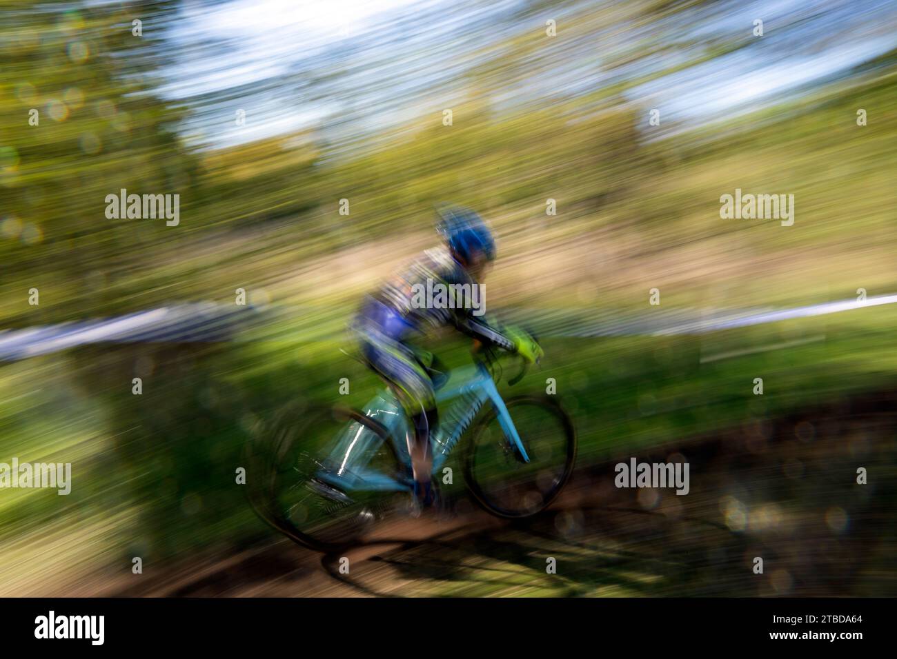 WA24632-00....WASHINGTON - Womans 60 più gara di ciclocross a Lakewood. Carol Johnson aumenta la velocità sugli appartamenti. Foto Stock