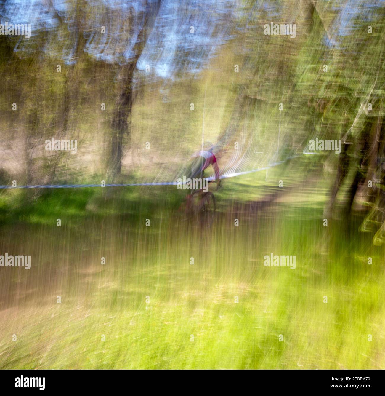 WA24634-00....WASHINGTON - Womans 60 più gara di ciclocross a Lakewood. VickySpring aumenta la velocità sugli appartamenti. Foto Stock