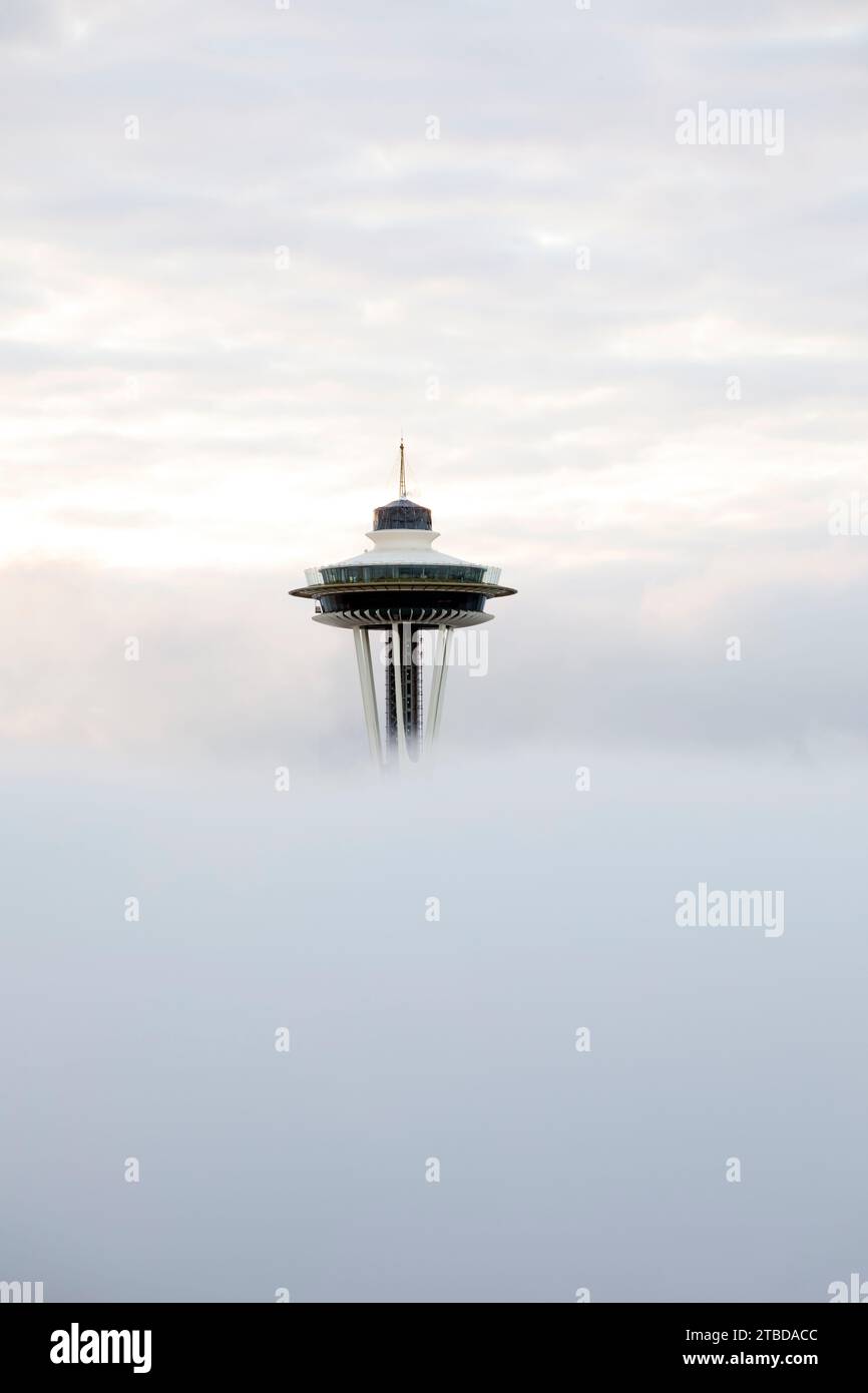 WA24641-01....WASHINGTON - lo Space Needle di Seattle e lo skyline della città da Kerry Park all'alba in una mattinata nebulosa. Foto Stock