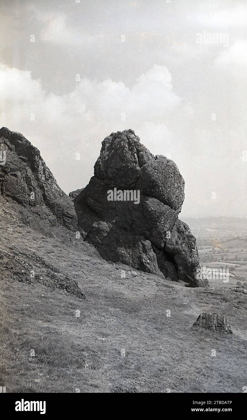 Anni '1950, storici, antiche falesie o avamposti rocciosi, colline dello Shropshire, Inghilterra, Regno Unito. Foto Stock