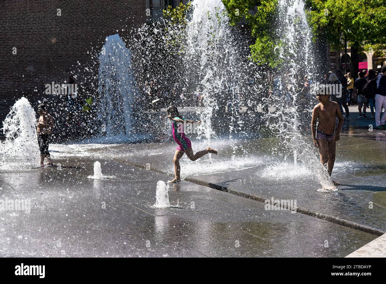 enfants jouant avec des jets d'eau par une belle et chaude journée d'été à Toulouse - bambini che giocano con getti d'acqua in una calda giornata estiva Foto Stock