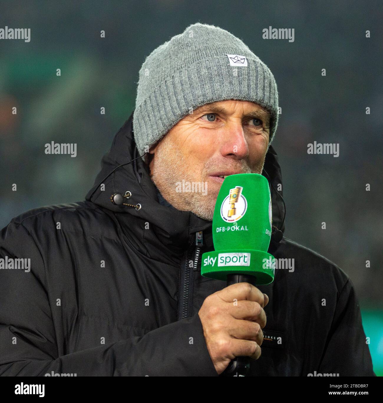 Sport, calcio, DFB Cup, 2023/2024, ultimi sedici, Borussia Moenchengladbach vs. VfL Wolfsburg 1-0 AET, Stadium Borussia Park, ex professionista di calcio Peter Wynhoff (MG) intervistato da Sky, LE NORMATIVE DFL VIETANO L'USO DI FOTOGRAFIE COME SEQUENZE DI IMMAGINI E/O QUASI-VIDEO Foto Stock