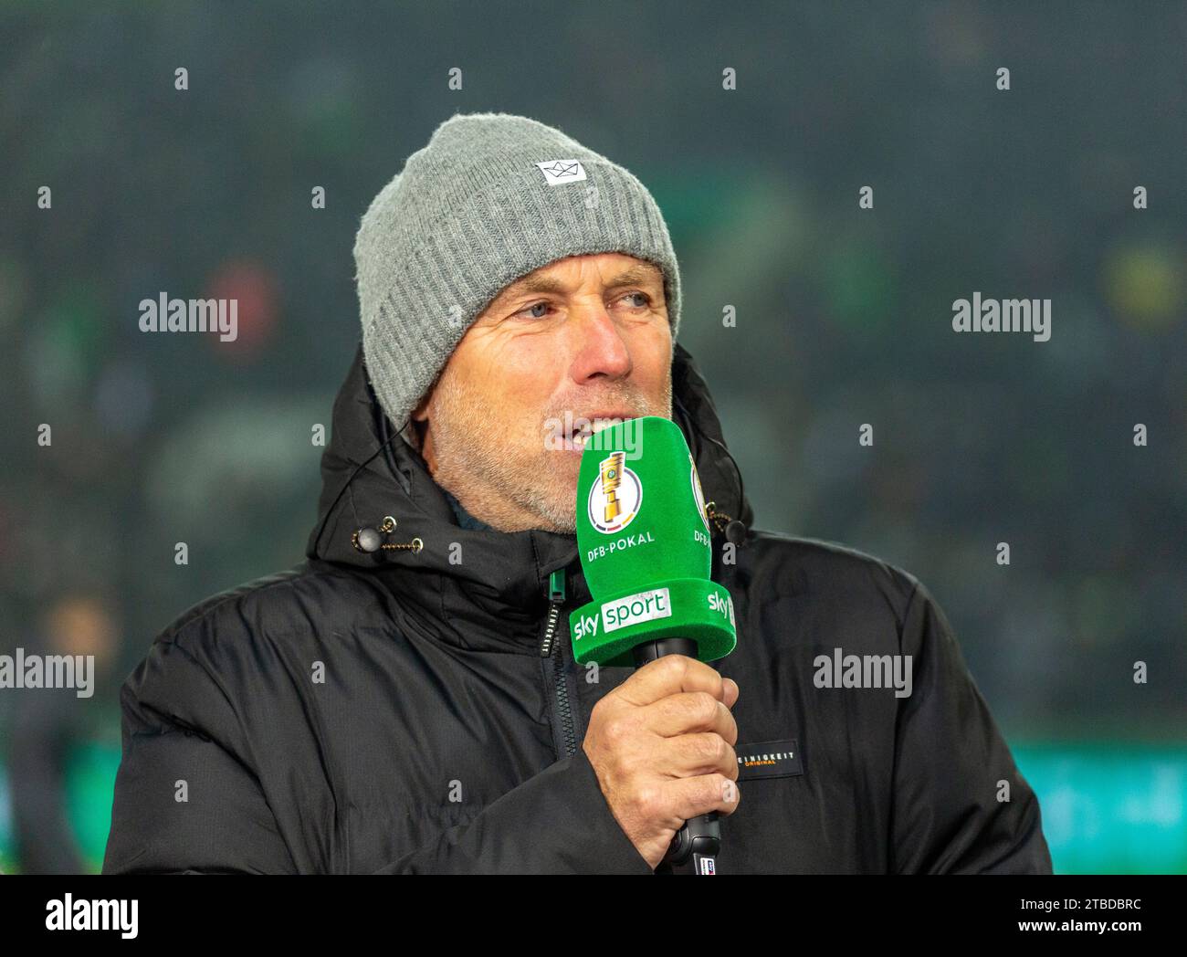 Sport, calcio, DFB Cup, 2023/2024, ultimi sedici, Borussia Moenchengladbach vs. VfL Wolfsburg 1-0 AET, Stadium Borussia Park, ex professionista di calcio Peter Wynhoff (MG) intervistato da Sky, LE NORMATIVE DFL VIETANO L'USO DI FOTOGRAFIE COME SEQUENZE DI IMMAGINI E/O QUASI-VIDEO Foto Stock