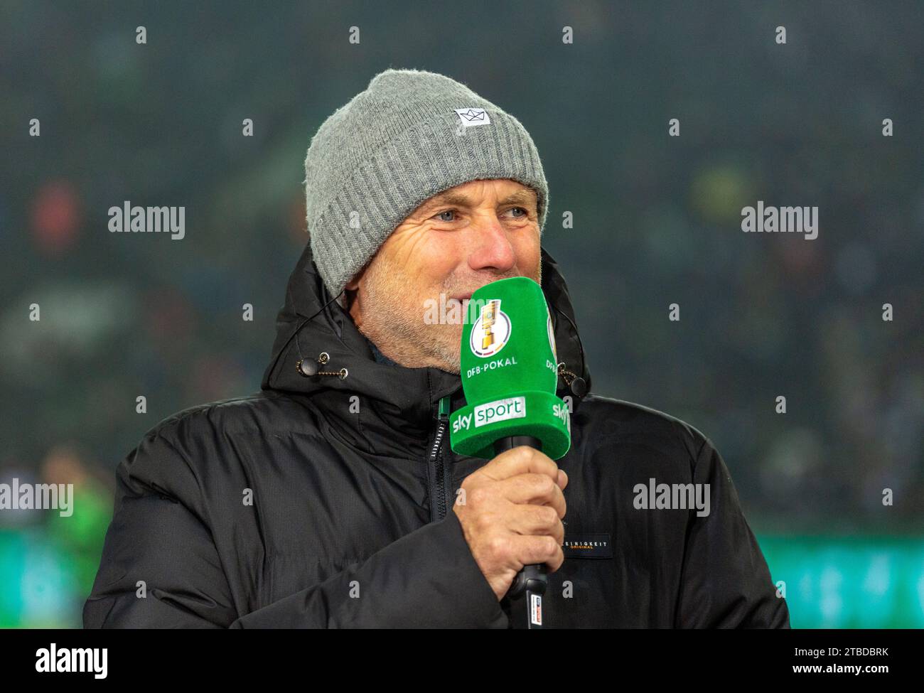 Sport, calcio, DFB Cup, 2023/2024, ultimi sedici, Borussia Moenchengladbach vs. VfL Wolfsburg 1-0 AET, Stadium Borussia Park, ex professionista di calcio Peter Wynhoff (MG) intervistato da Sky, LE NORMATIVE DFL VIETANO L'USO DI FOTOGRAFIE COME SEQUENZE DI IMMAGINI E/O QUASI-VIDEO Foto Stock